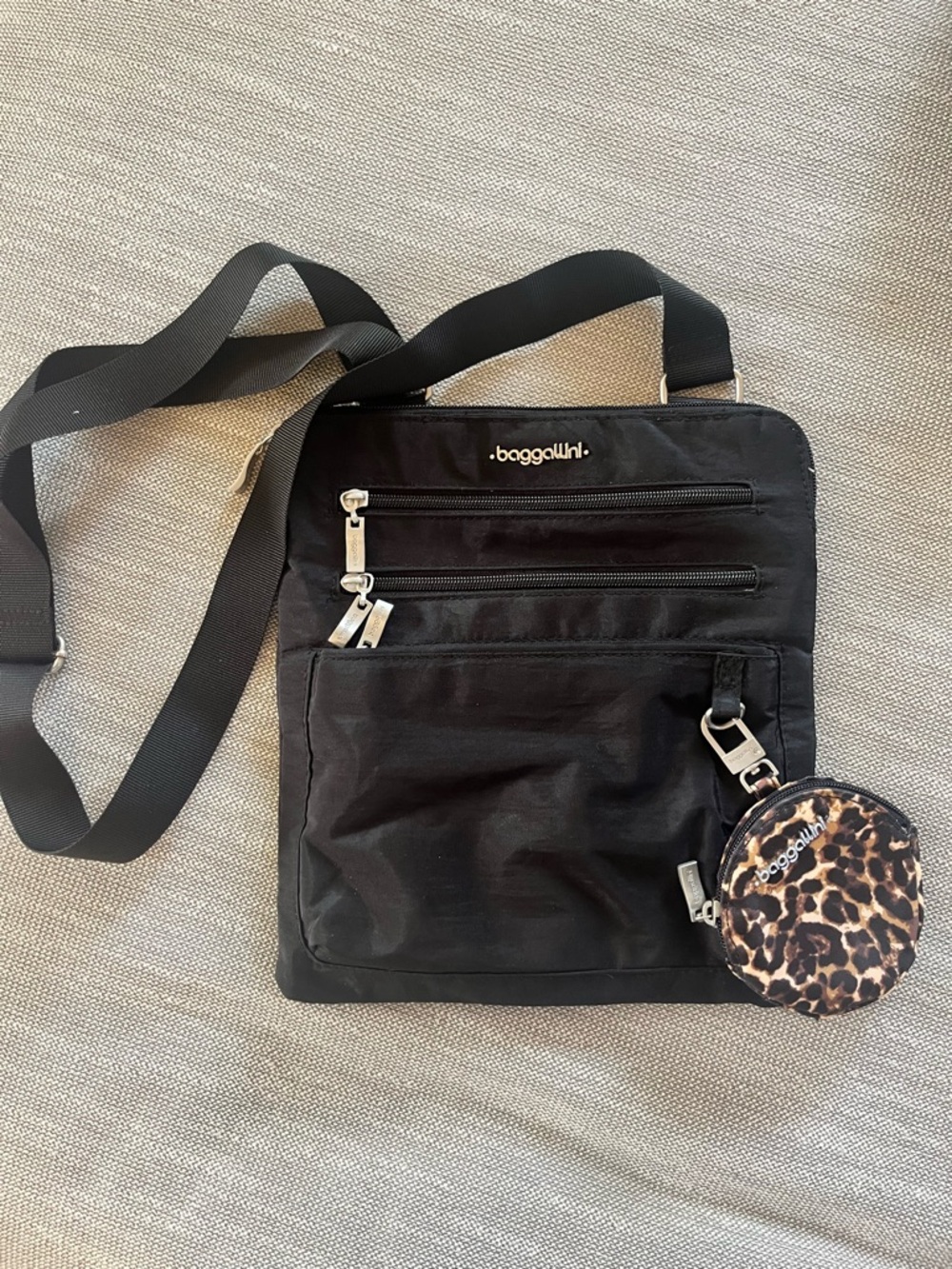 Baggallini cross body with detachable coin purse and adjustable strap